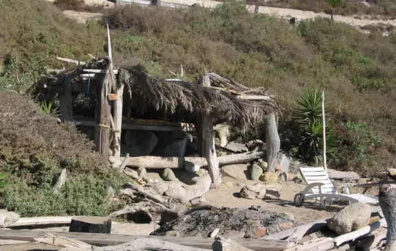 The grass hut surfers built! See the freeway barrier just above.