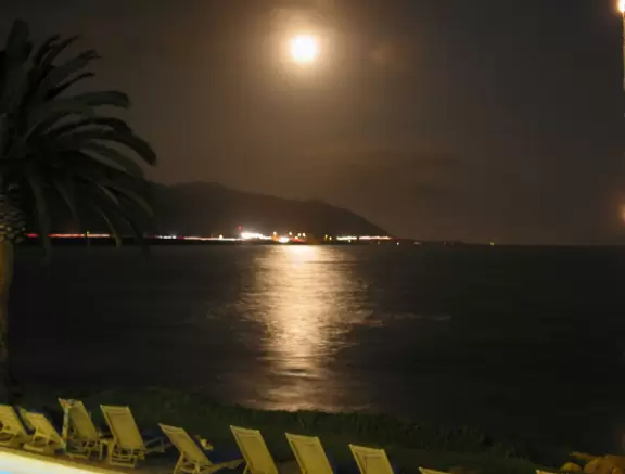 Shoals Restaurant at night looks like Hawaii- though it's a whole lot colder...