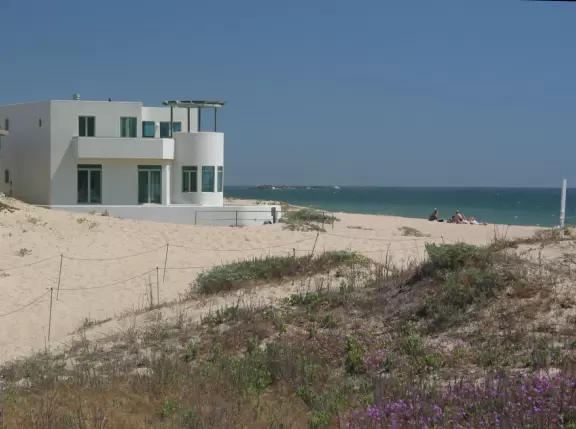 Beach house and blue-green water...bliss.
