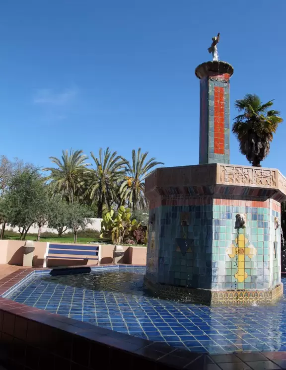 The sunny fountain.