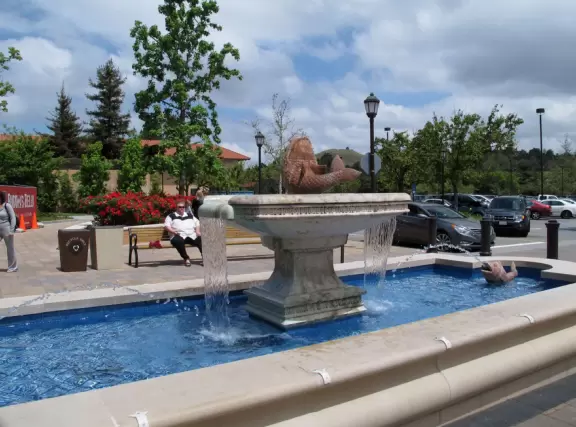 Fountain outside the Cheesecake Factory.