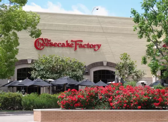 Outdoor seating at The Cheesecake Factory.