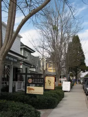 Shops and wine-tasting rooms in Los Olivos.
