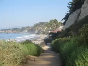 The loop trail on the cliff over the beach.