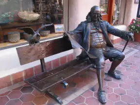 Ben Franklin statue on a real bench!