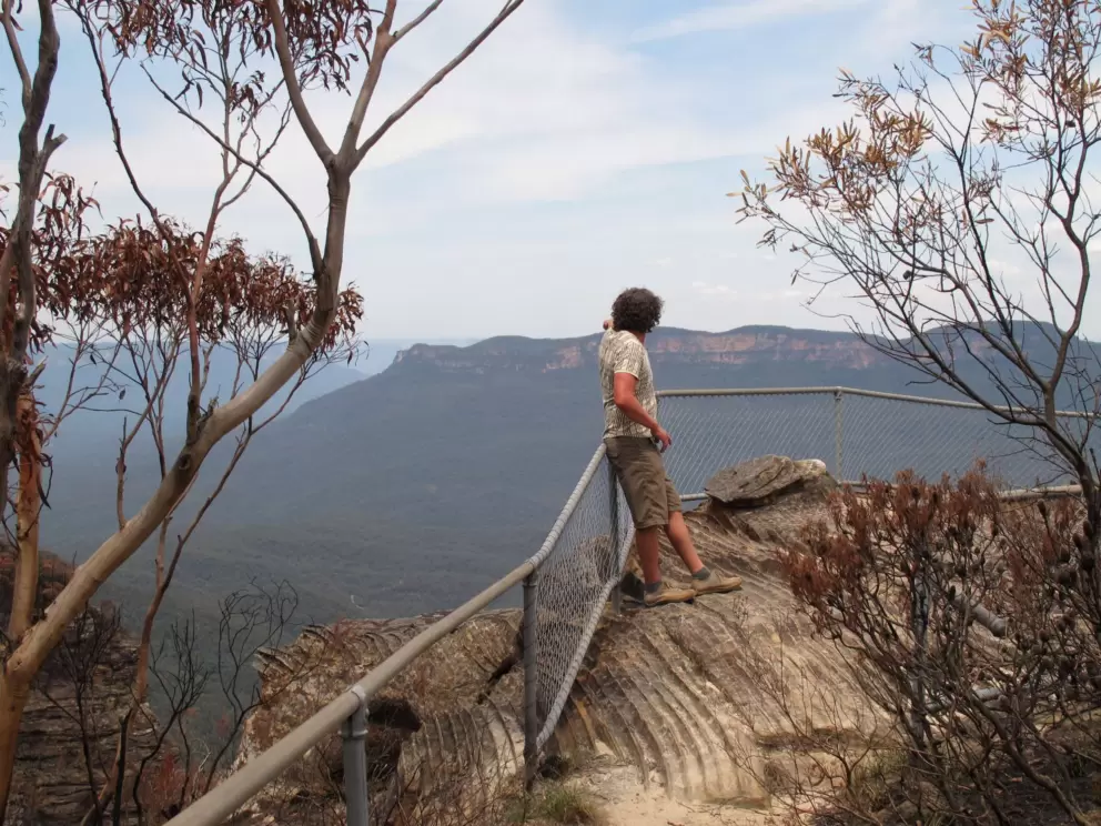 A man enjoys views across the Jamison Valley, from Tarpeian Rock Lookout.
