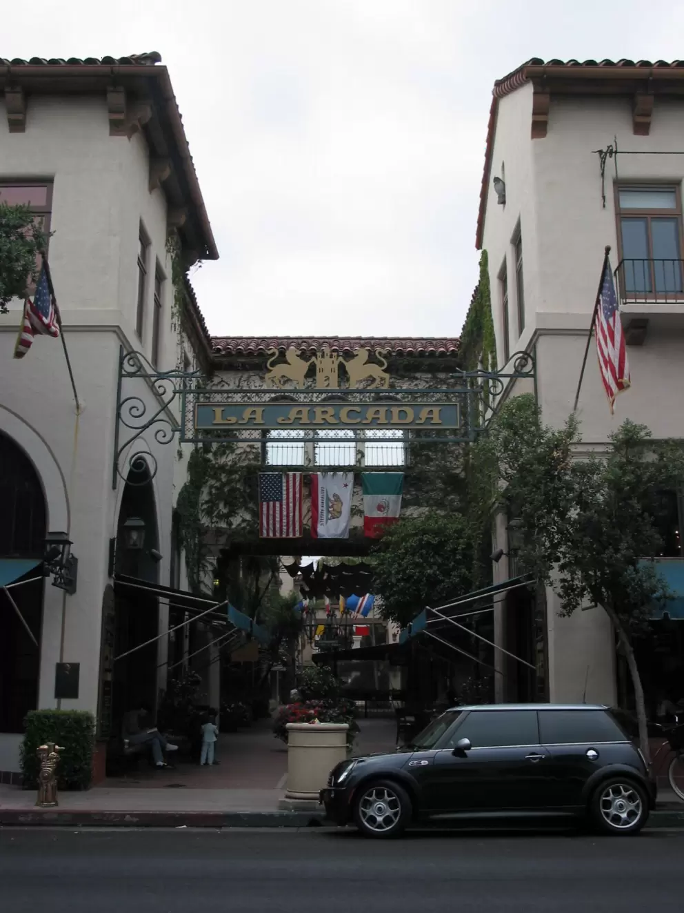 The side entrance to La Arcada, off Figueroa Street.