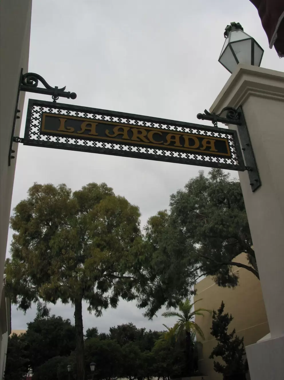 The side exit, that leads to Santa Barbara Museum of Art on the left, and the courthouse on the right.