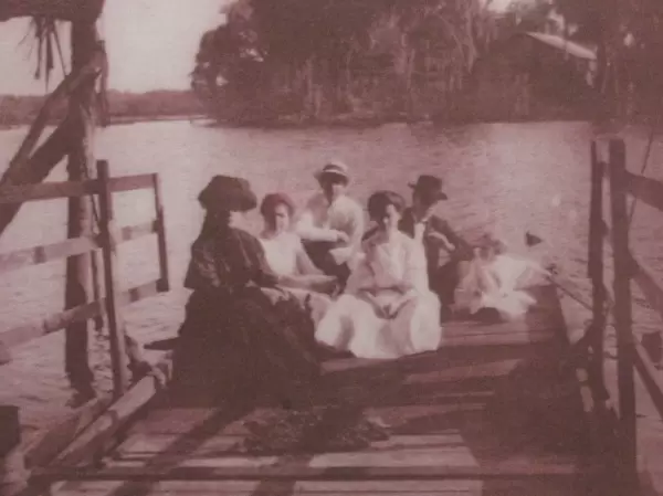Visitors arriving by ferry to Hontoon Island around 1900.
