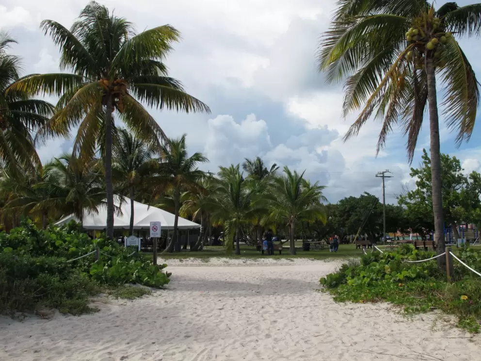 The sand at the entrance to the beach is clean.