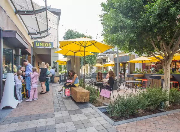 Pleasant atmosphere at Union section of the plaza.