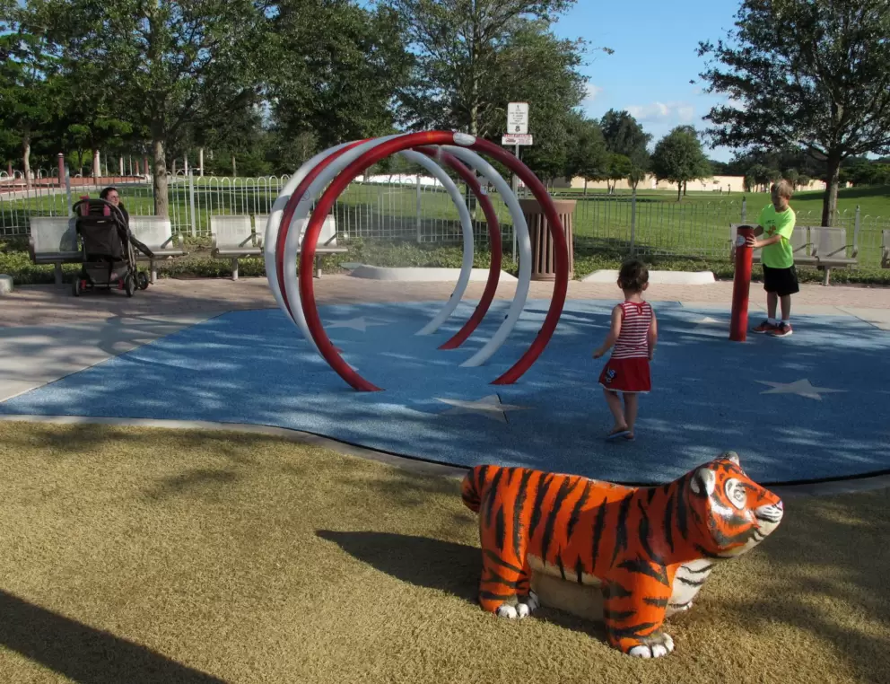 Tiger to climb, and circles that spray mist.