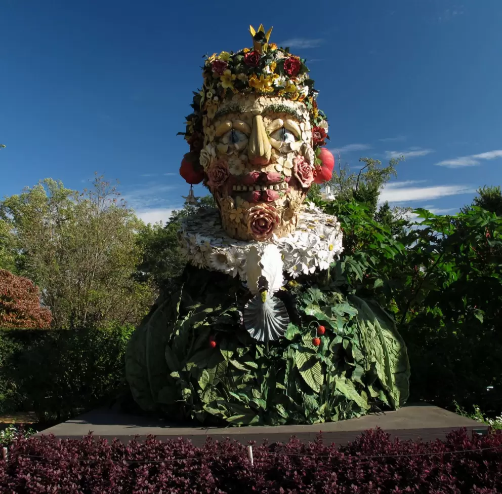 The summer sculpture in the Four Seasons set.