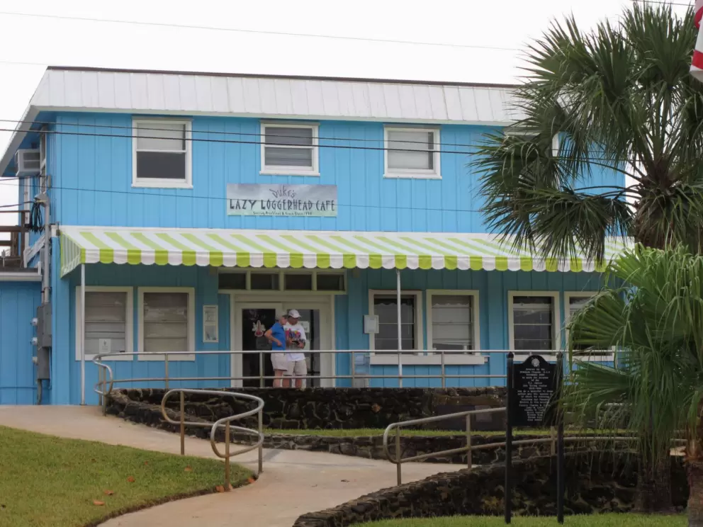 Lazy Loggerhead Cafe- no view of the sea but still a nice spot for breakfast.