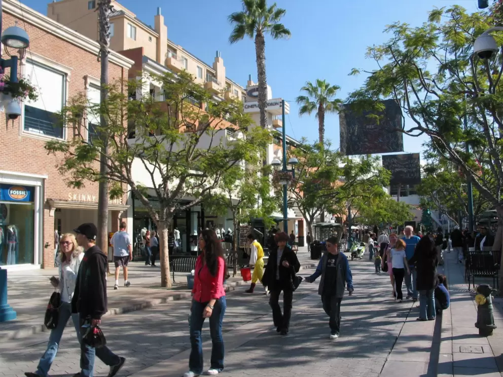Strolling along 3rd Street Promenade...