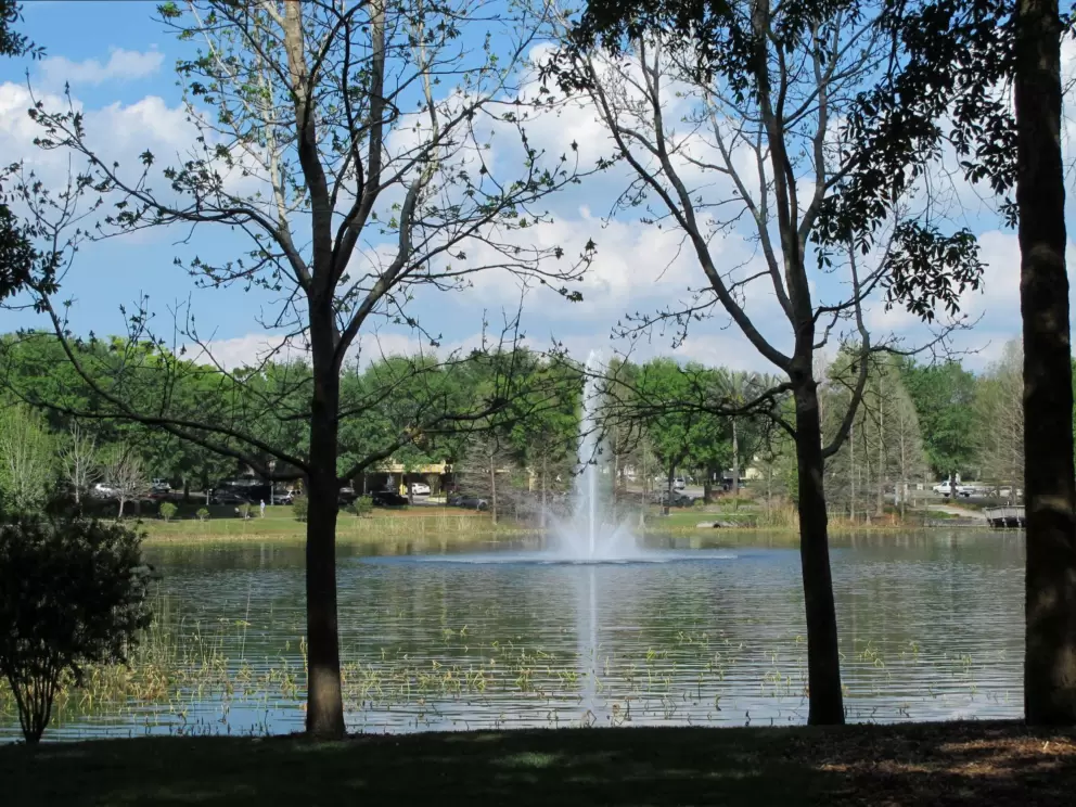 The fountain in the middle of the lake.