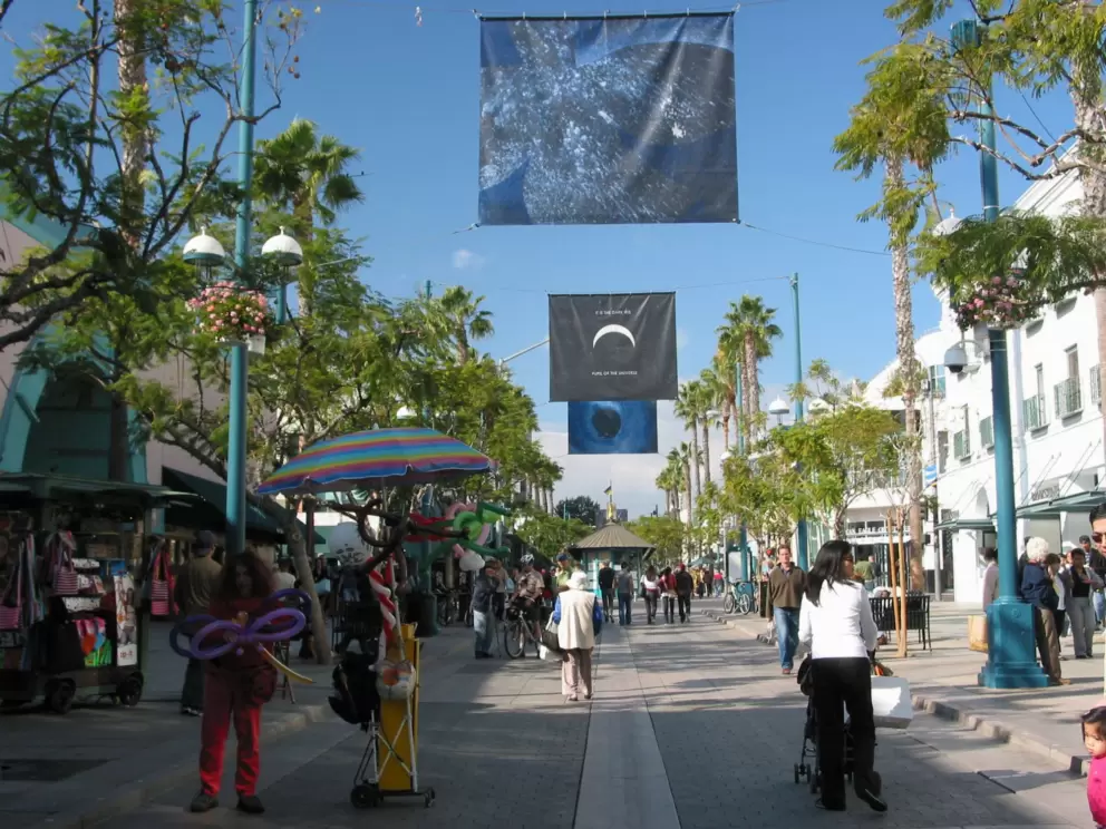 Buy your child a twisty balloon on 3rd Street Promenade!