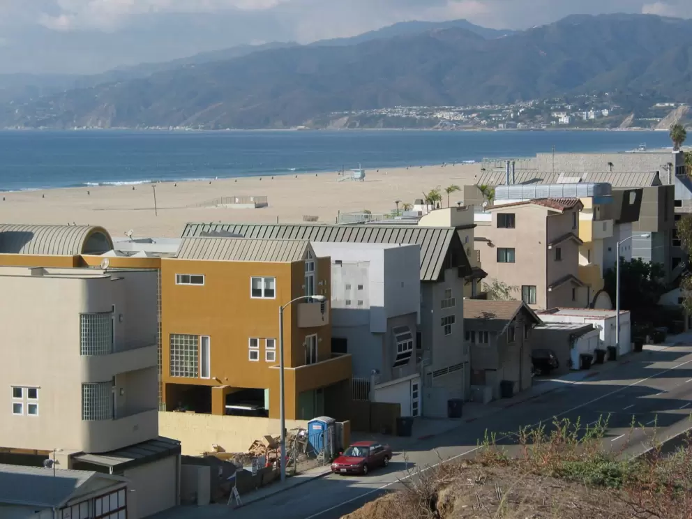 Beachhouses, situated along the 1 Highway and Santa Monica Beach, as seen from Palisades Park. Notice the beautiful, beautiful mountains!
