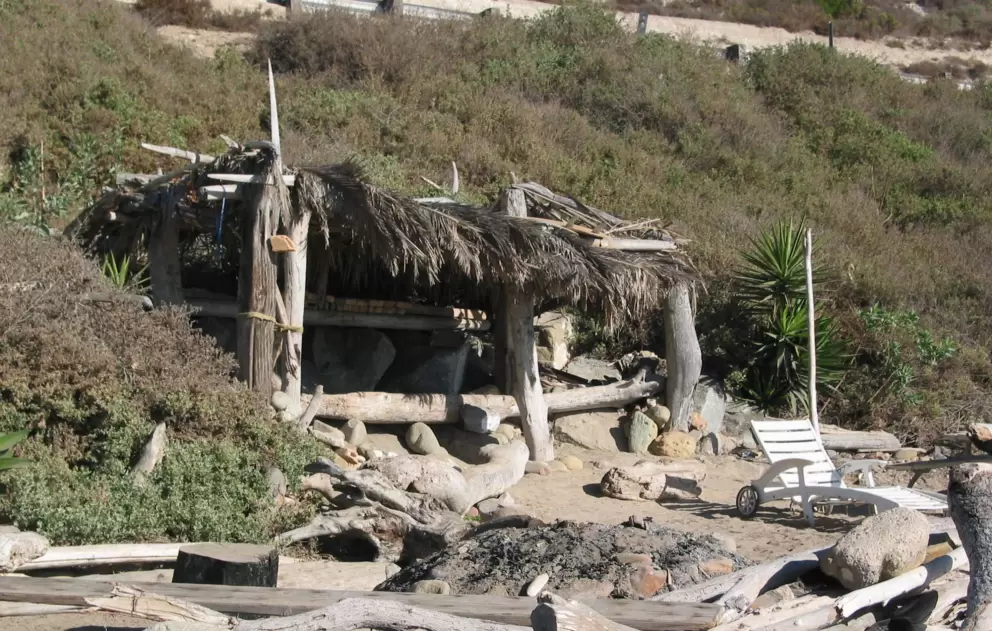 The grass hut surfers built! See the freeway barrier just above.