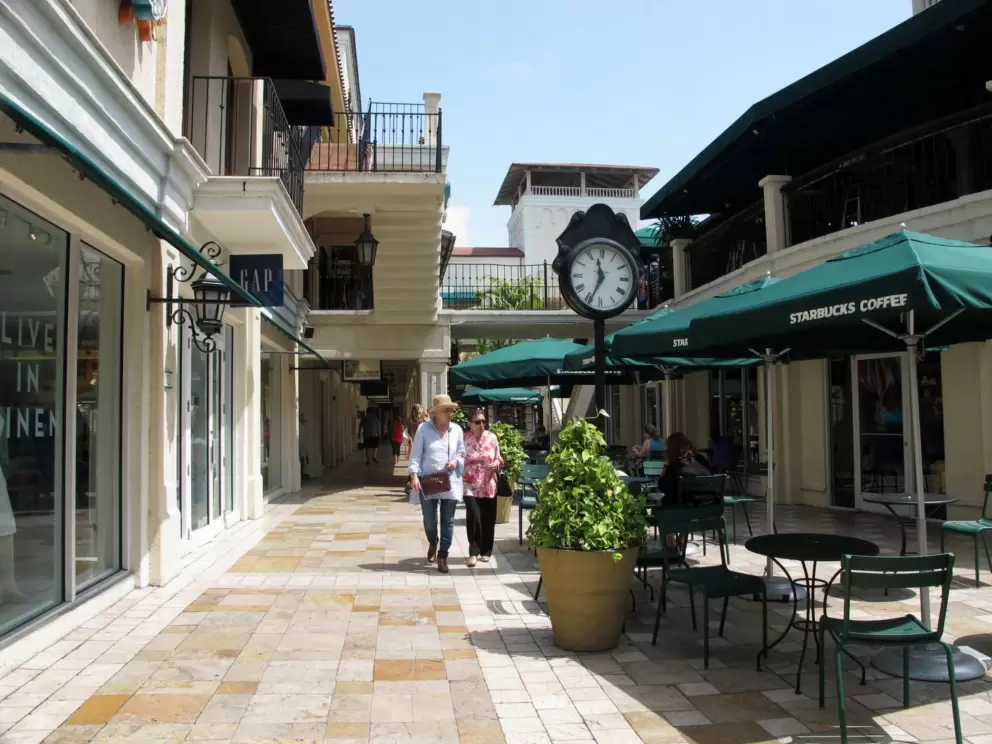 Outdoor seating at Starbucks in CocoWalk.