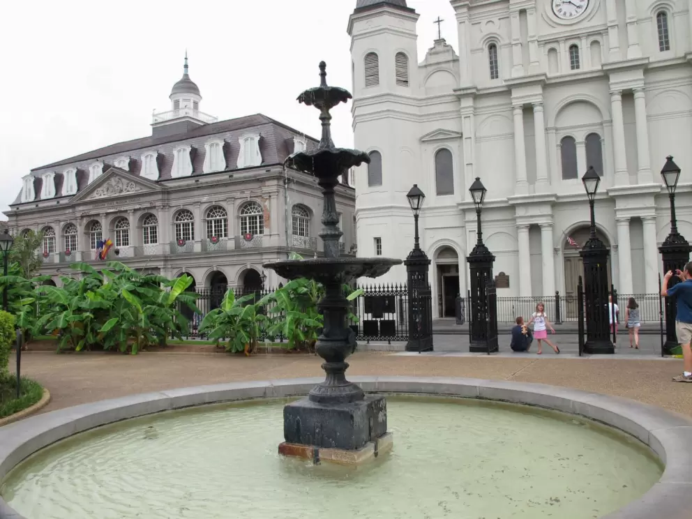 Fountain and Cabildo building.