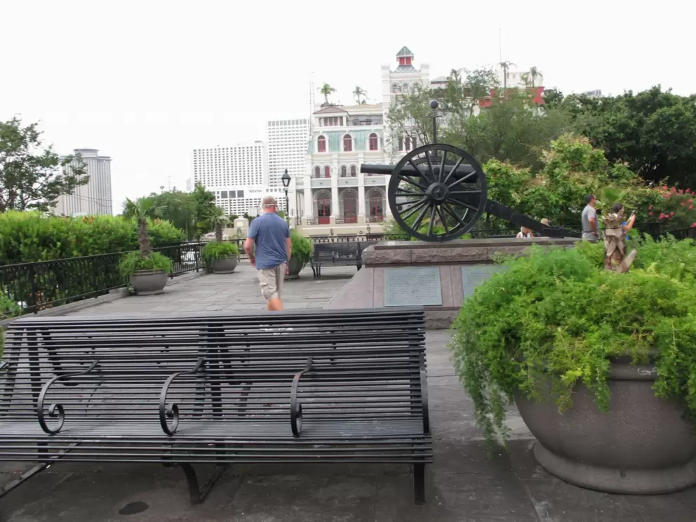 Washington Artillery Park is a small lookout over the Mississippi River and Jackson Square.