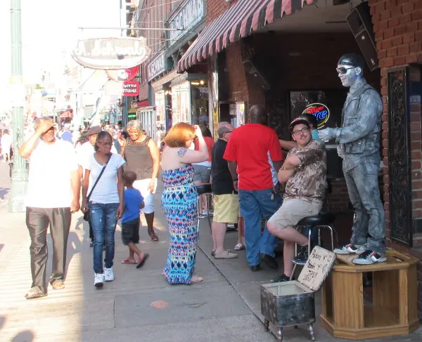 Street performers on Beale Street.