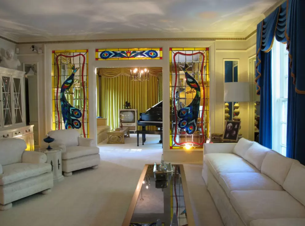 The living room with its blue and yellow tones.