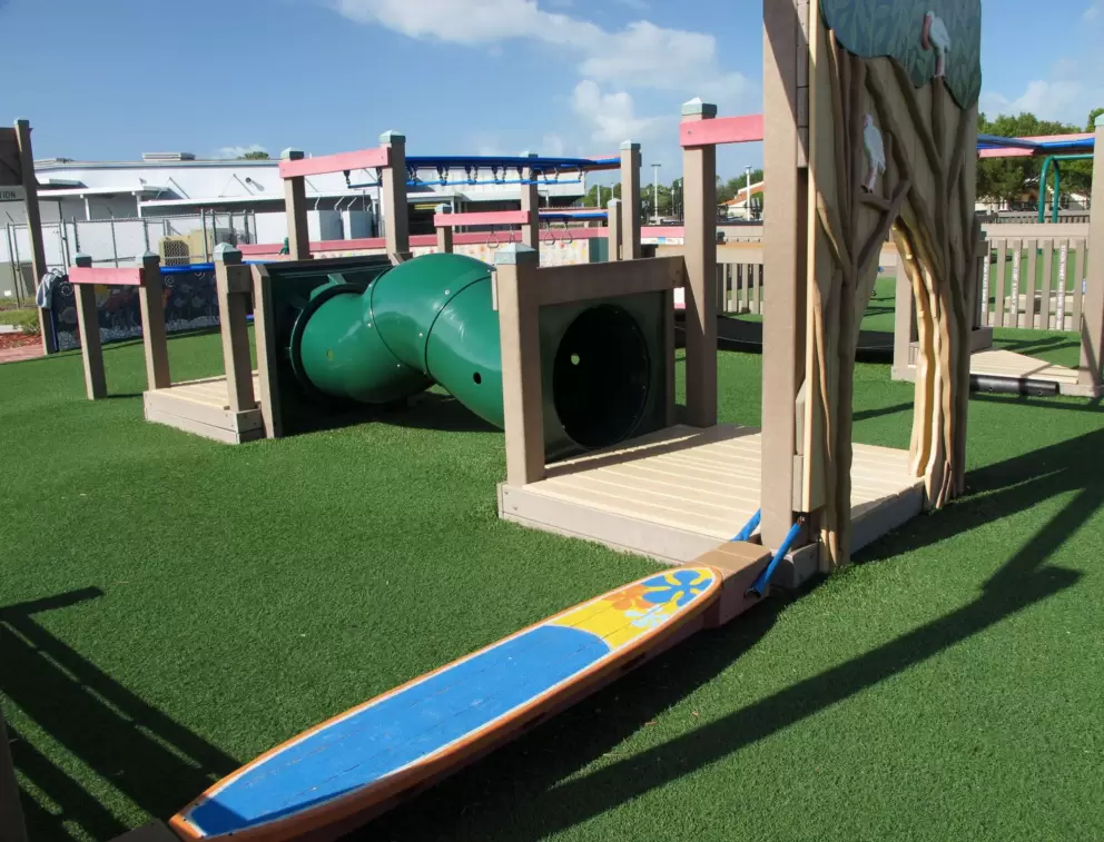 Surfboard that moves, and tunnel behind it.