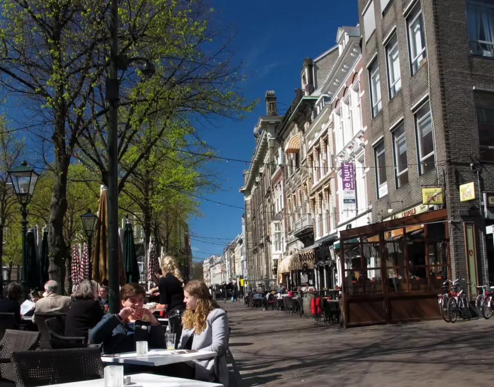 A couple enjoys an afternoon at Het Plein.