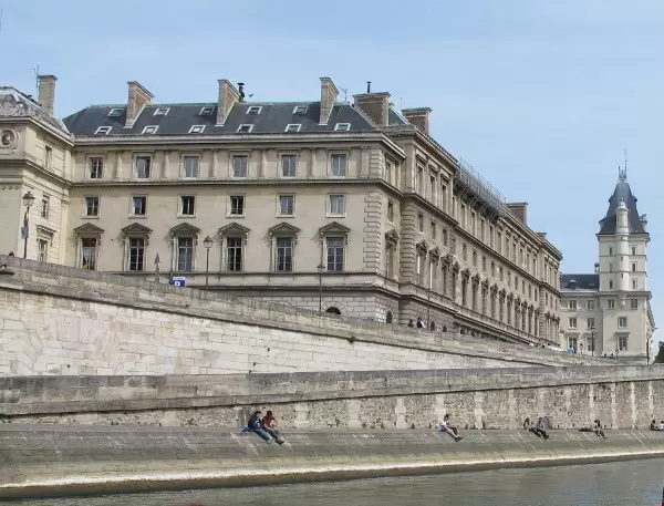 It's inspiring to see all the Parisiens sitting beside the Seine.