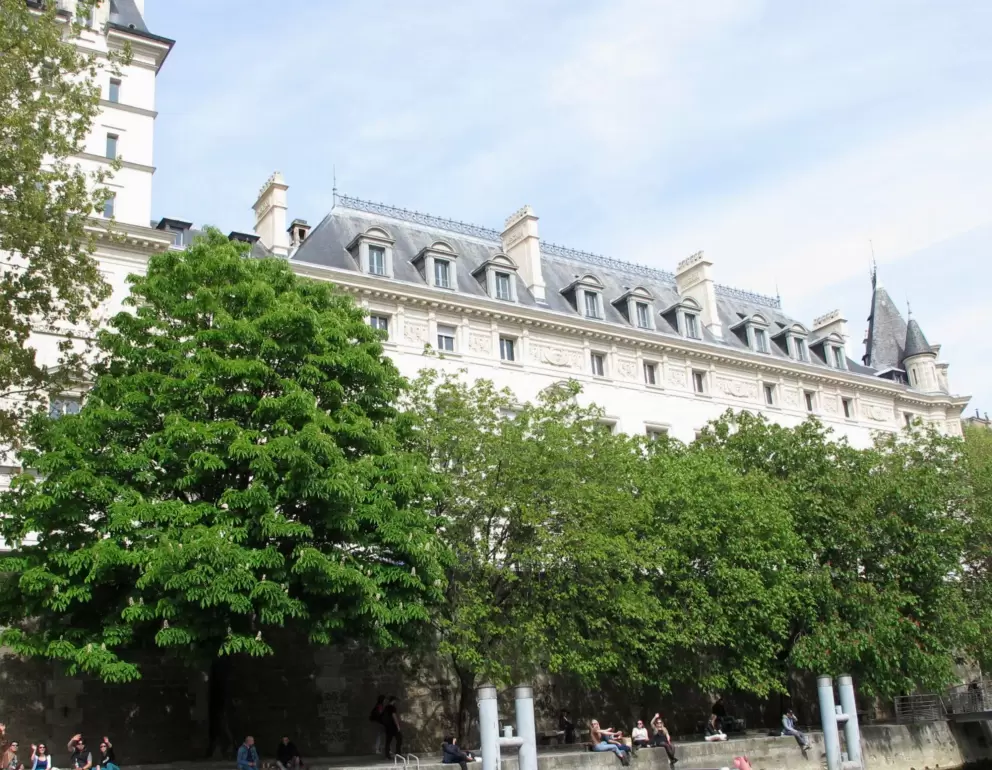 Another lovely spot to sit along the Seine.