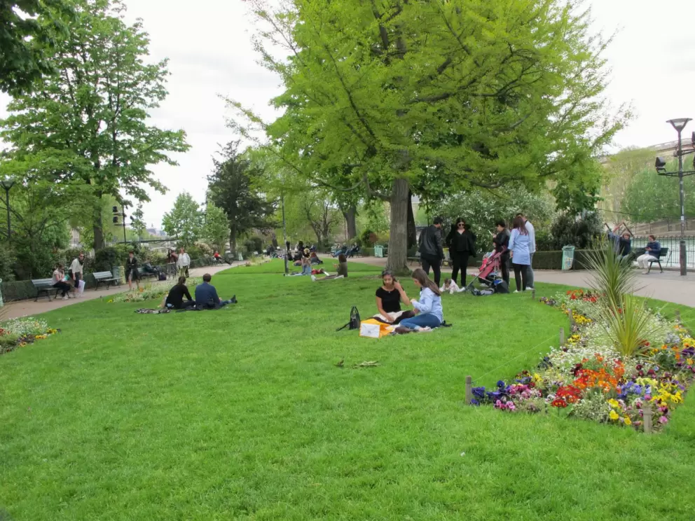 Square du Vert-Galant is a triangular park with flower beds, benches, plenty of shady trees, and cute people.