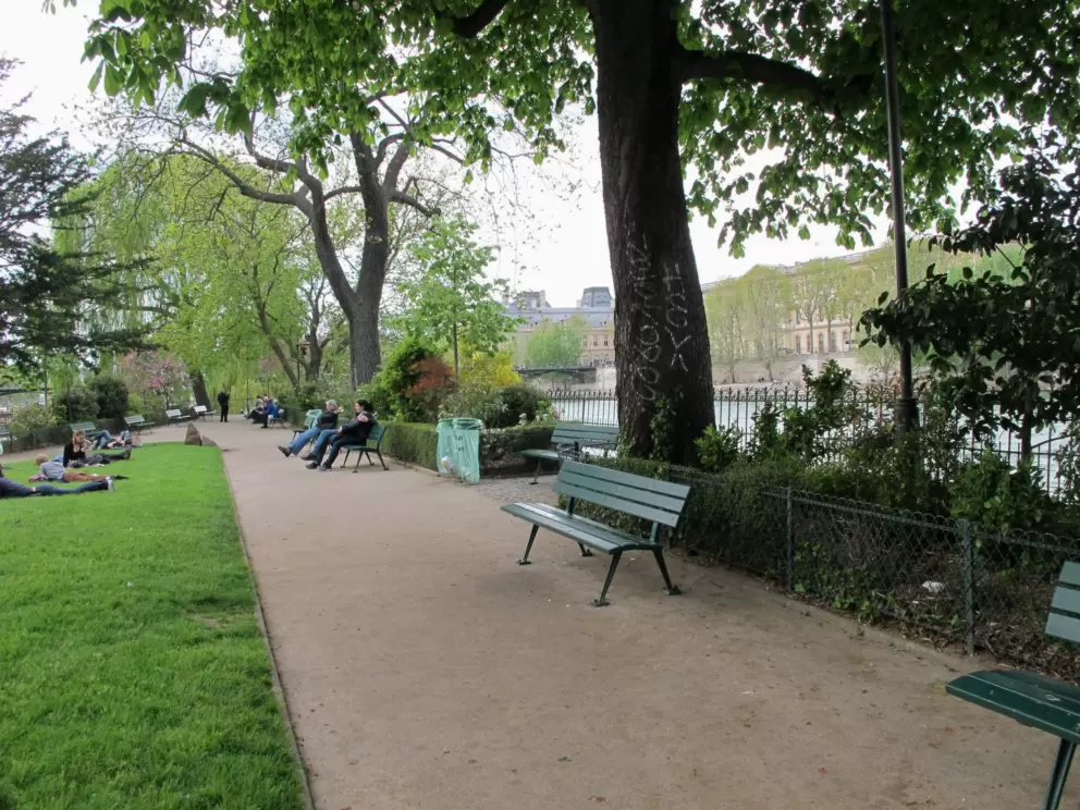 Benches and lawn at Square du Vert-Galant.