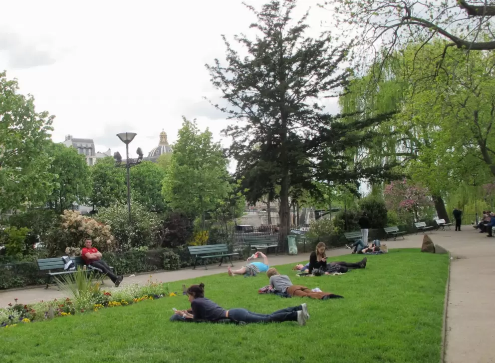 Relaxing on a spring day at Square du Vert-Galant.