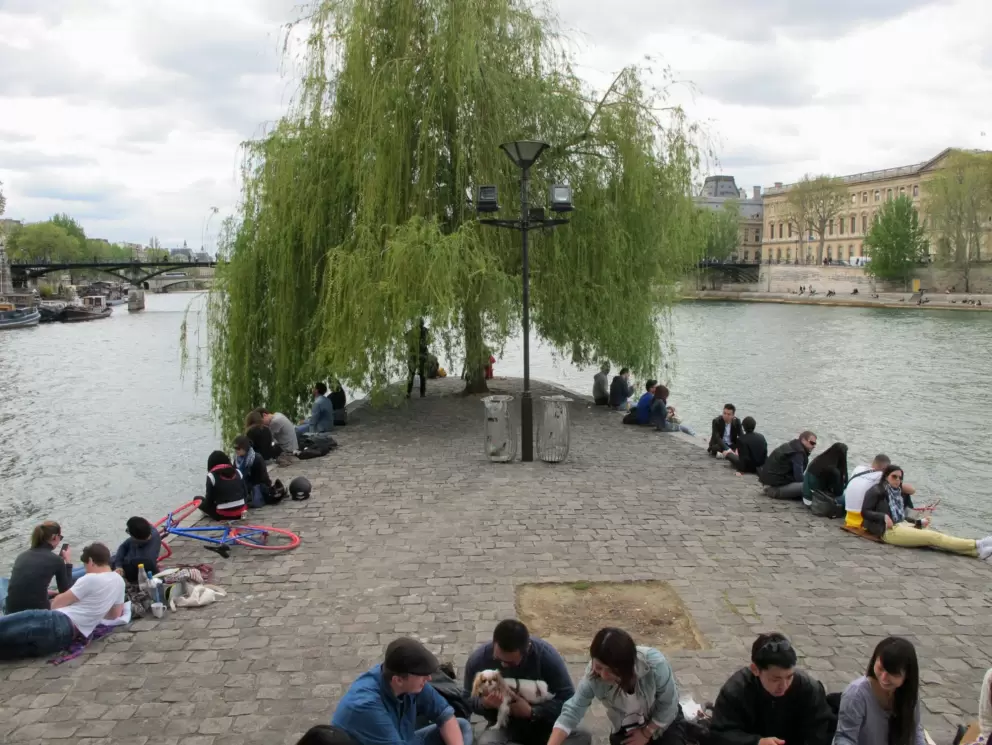 The cobblestone walkway below Square du Vert-Galant, also a great place to hang out.