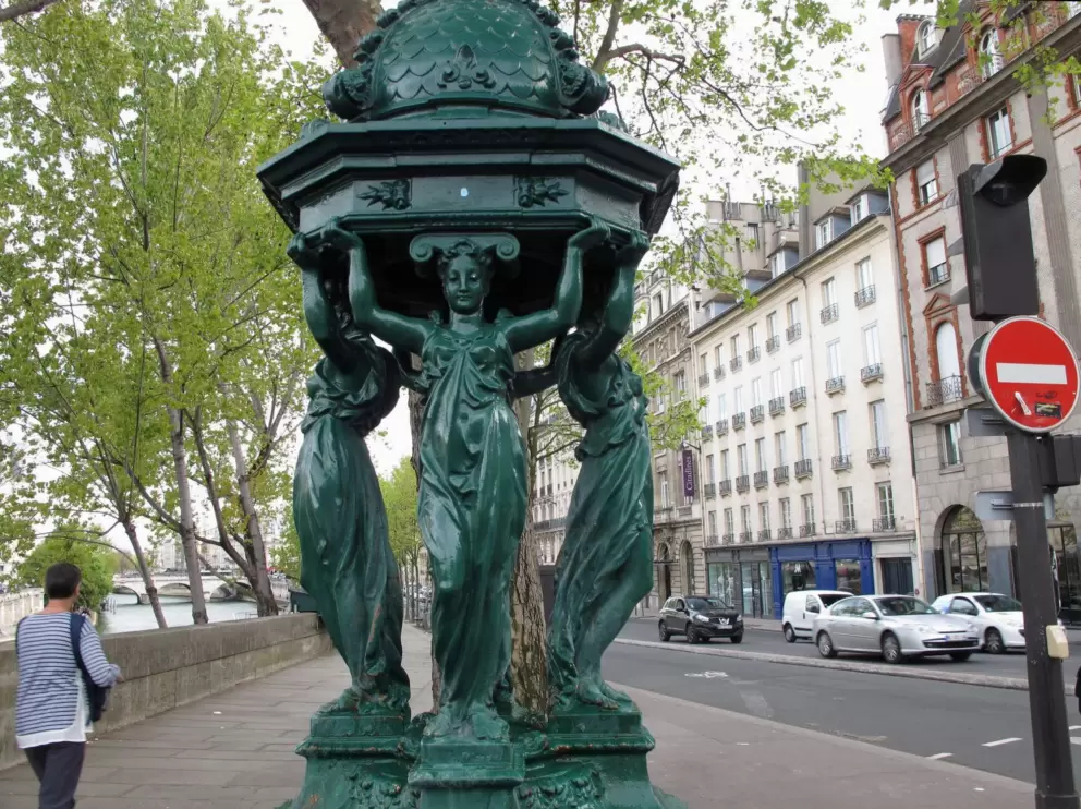 Statue on the left bank side of Pont Neuf.