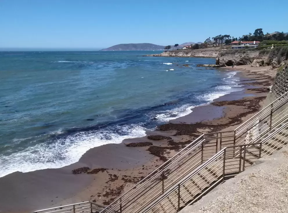 Stairs down to the water.