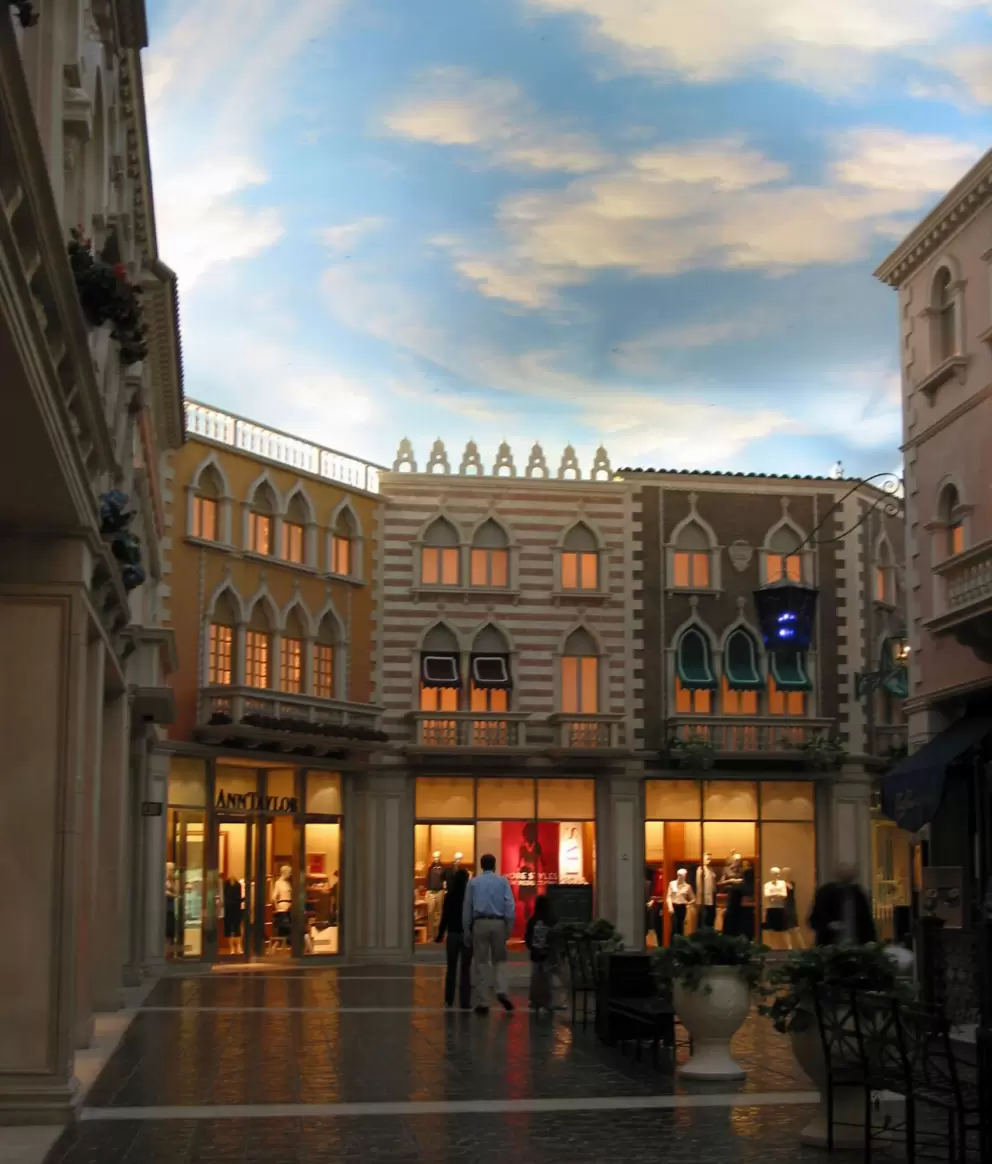 Shopping area in the Venetian, just around the corner from the little bakery I found.