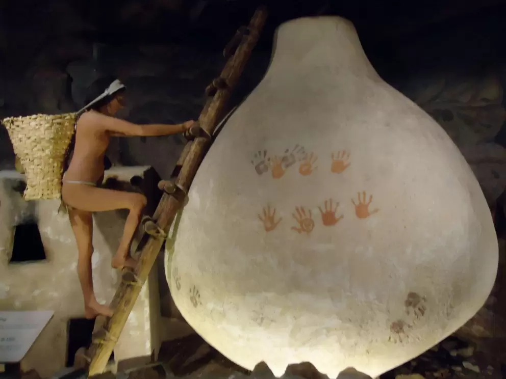 Lifesize diorama of the Olla Cave Cliff Dwelling, named after the jar-shaped granary. 