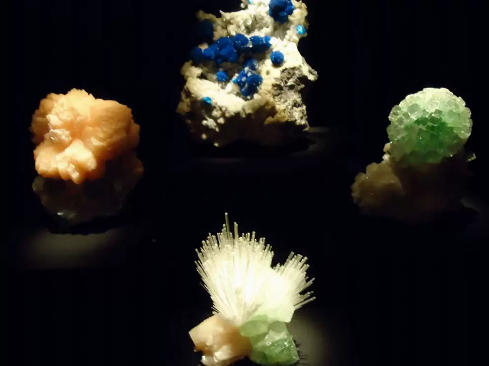 Cavansite, Stilbite, Fluorapophyllite, and Mesolite.