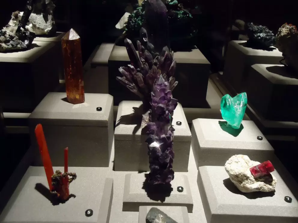 Topaz, Quartz, Phosphophyllite, Amethyst, Crocoite, and Diamond. 