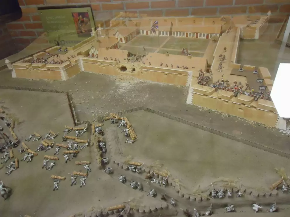 Model of the fort with little soldiers.