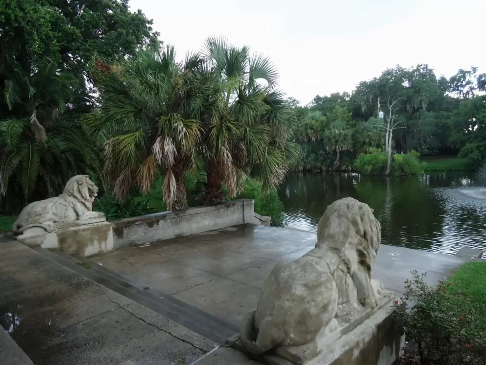 Lion statues at the water.
