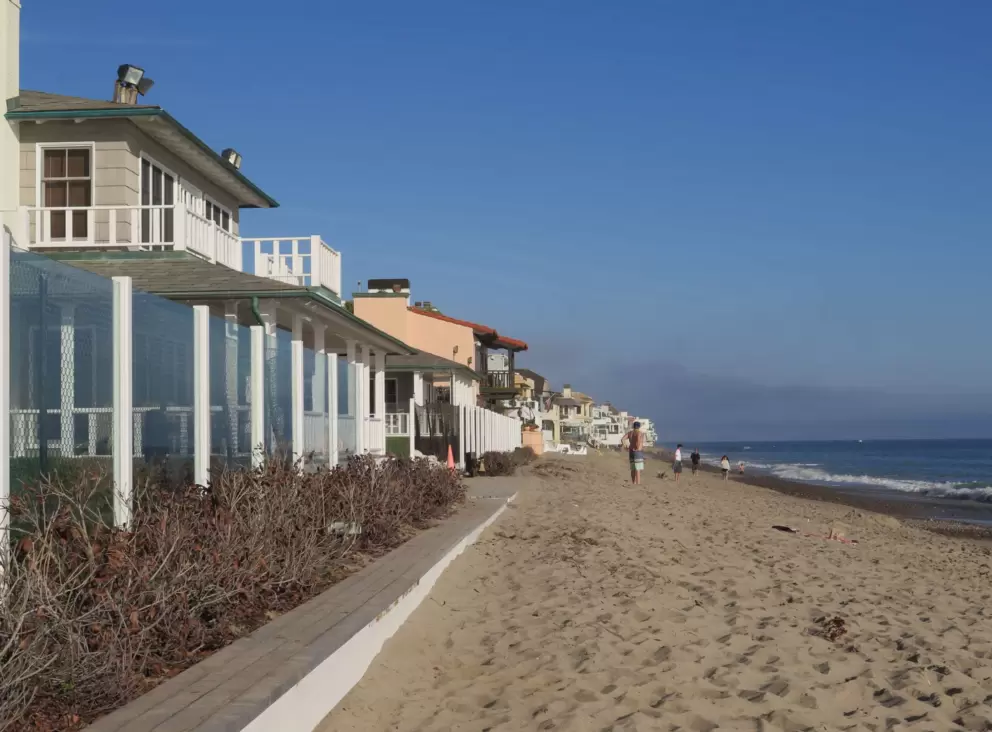 The mansions are very close to the water!