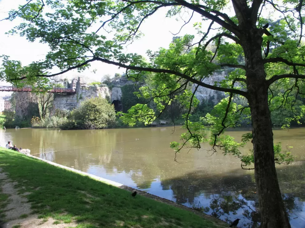 People resting on the banks of the lake.