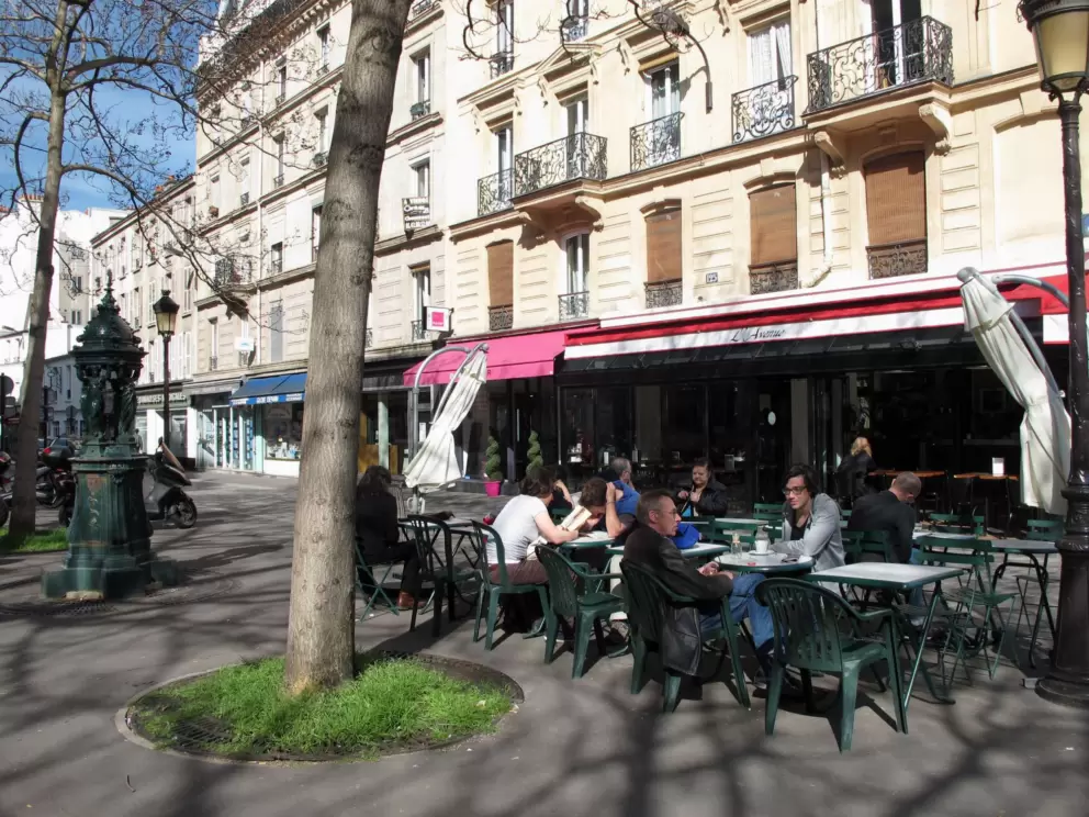 Cafe culture at L'Avenue, a brasserie near Laumiere metro station.