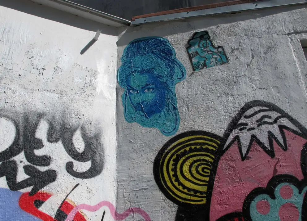 There's some cool graffiti in this neighborhood!