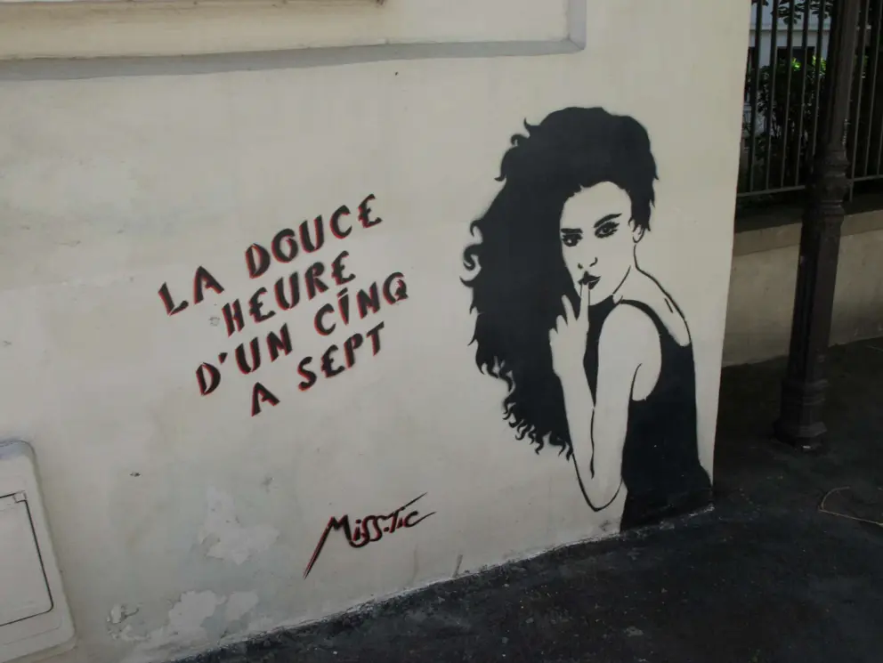 La douce heure d'un cinq a sept. Interesting graffiti.