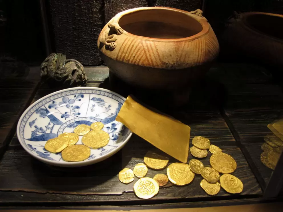 Pottery vessel from 1692, 18th century pure gold sheet, and gold coins from 1712.